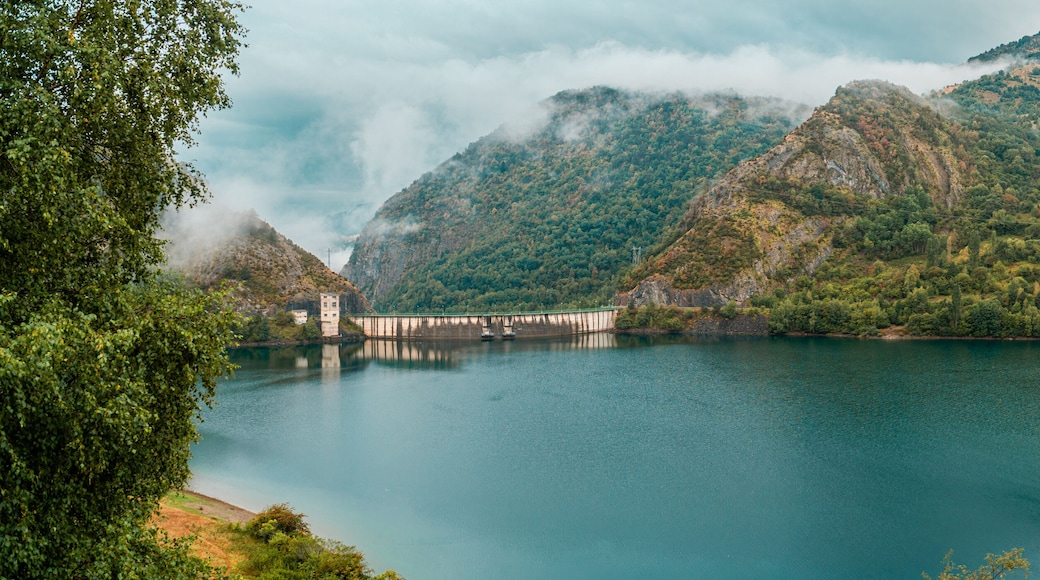 Lanuza Reservoir, on a rainy morning.