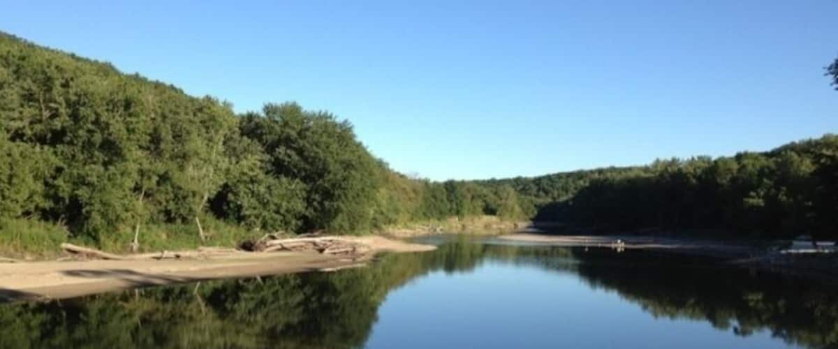 Large wooded park full of rocky bluffs along the Des Moines River.