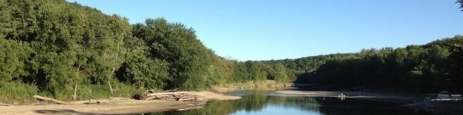 Large wooded park full of rocky bluffs along the Des Moines River.