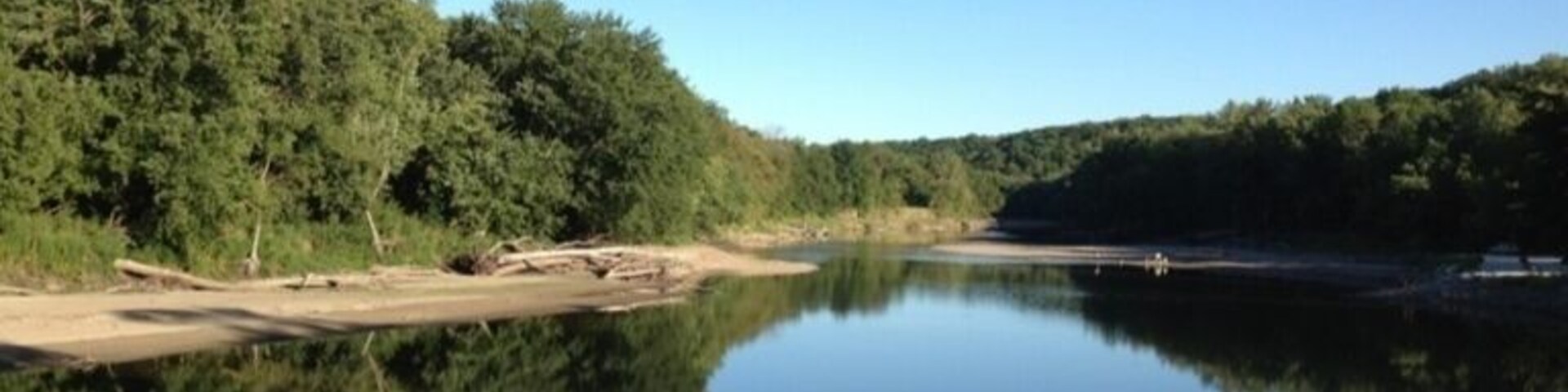 Large wooded park full of rocky bluffs along the Des Moines River.
