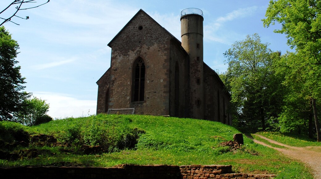 Gotthardsruine in Weilbach, Gotthardsberg: Ehemalige Kirche eines Zisterzienserinnenklosters auf dem Gotthardsberg, Gründung im 12. Jahrhundert, Zerstörung im Bauernkrieg 1525, Wiederaufbau 1628–1631, erneute Zerstörung durch Blitzschlag 1698 und 1714, Überdachung der Ruine 1956, dreischiffige Pfeilerbasilika mit eingezogenem Rechteckchor, Treppenturm und Sakristeianbau, Bruchsteinmauerwerk mit Putzresten, Werksteinrahmungen und -kanten, zwei Pfeilerarkaden, romanisch, 12. Jahrhundert, die Außenwände und der eingezogene gotisierende Rechteckchor mit Maßwerkfenstern, nachgotisch, 1628–1631, Renaissanceportal, bezeichnet 1629. Ansicht von Nordwesten.