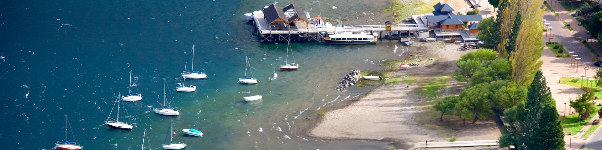 Lago Lacar mit einem Bucht oder Hafen