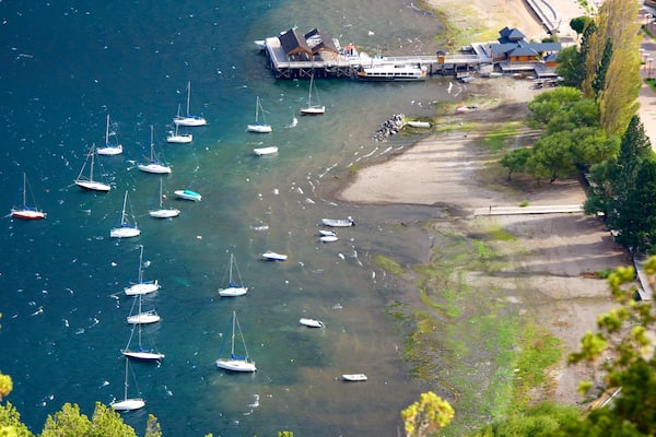 Lago Lacar montrant baie ou port