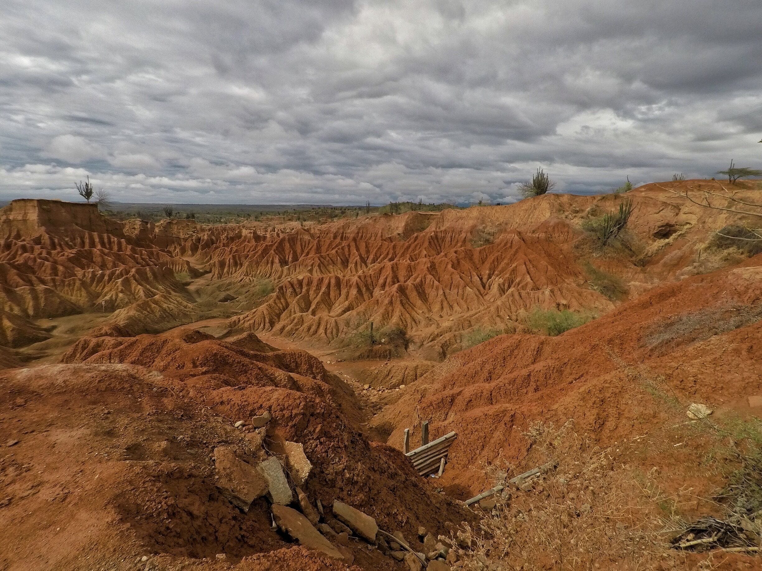 In this desert you have two parts: a red sanded and a grey-green sanded part.
This is the beautiful red sanded part. 