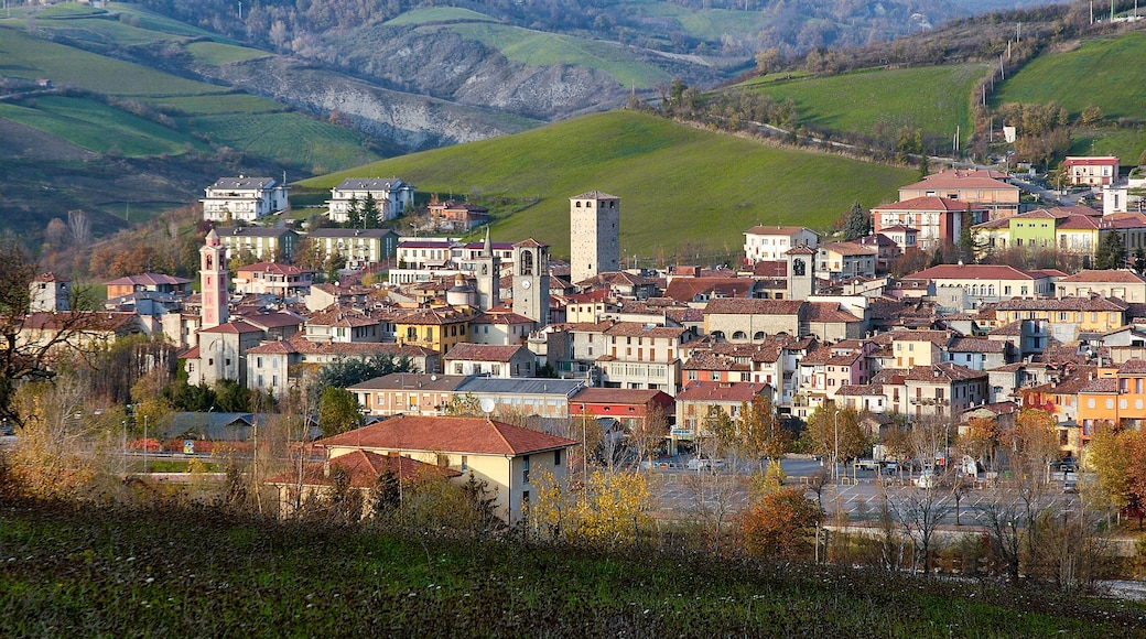 Varzi, Pavia. Panorama della città nel contesto collinare.