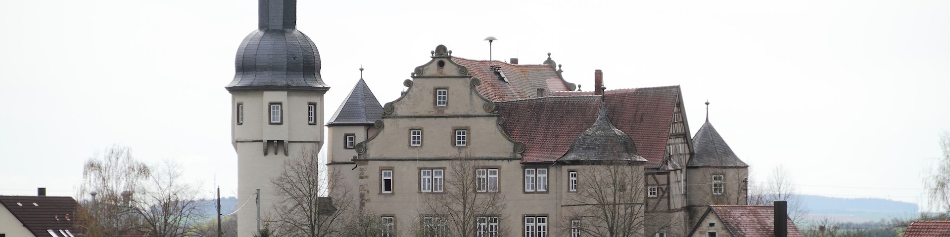 Das Schloss Waldmannshofen aus nordöstlicher Richtung gesehen.