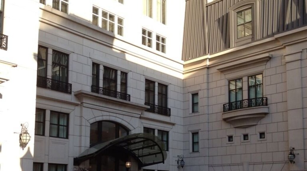 Great boutique style/feel hotel right off Rush St/Viagra triangle, 10 minute walk to the lake/gold coast. Suite style rooms, helpful/knowledgable concierge (Edward) and staff. Loved it and will def stay here next time I'm in town.