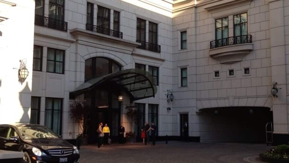 Great boutique style/feel hotel right off Rush St/Viagra triangle, 10 minute walk to the lake/gold coast. Suite style rooms, helpful/knowledgable concierge (Edward) and staff. Loved it and will def stay here next time I'm in town.