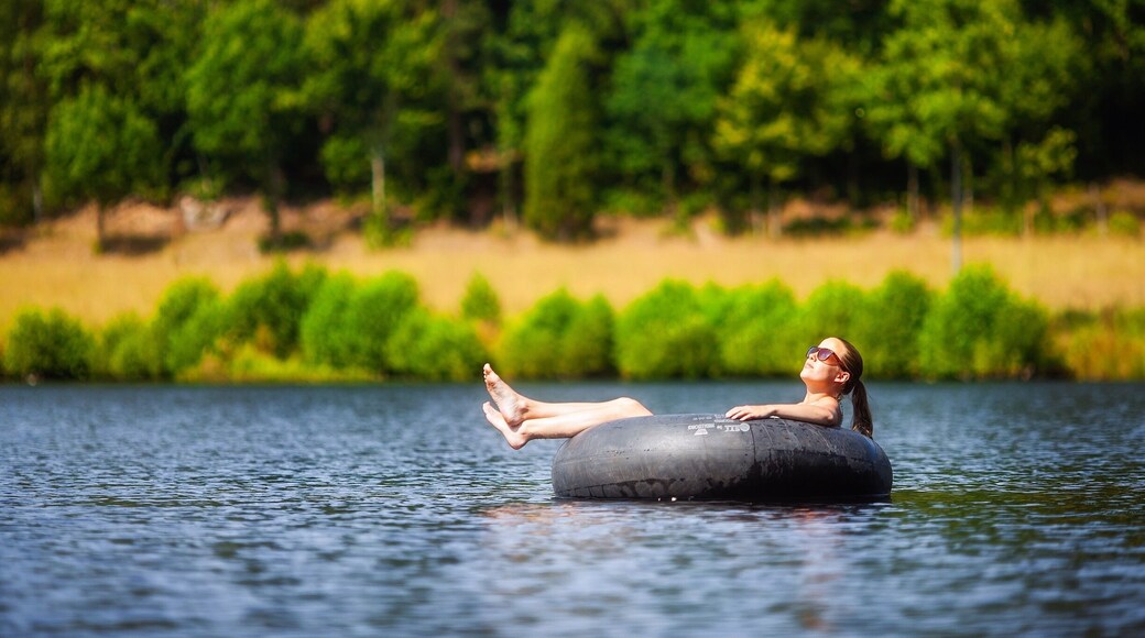 This picture is from last summer, which is probably the hottest Swedish summer I've ever experienced. It might sound nice to a Scandinavian but it wasn't all good, since we had a forest fire raging for weeks literally around the corner of my current home town. This, however, is my parents' place and the lovely little lake which I grew up fishing in, ice skating on and, of course, swimming in! 👙#sweden #blekinge #hoka #waterlust