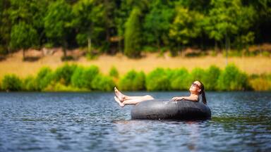 This picture is from last summer, which is probably the hottest Swedish summer I've ever experienced. It might sound nice to a Scandinavian but it wasn't all good, since we had a forest fire raging for weeks literally around the corner of my current home town. This, however, is my parents' place and the lovely little lake which I grew up fishing in, ice skating on and, of course, swimming in! 👙#sweden #blekinge #hoka #waterlust