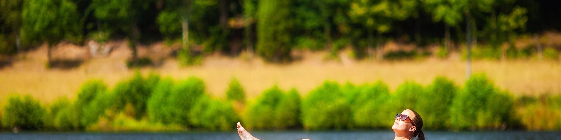 This picture is from last summer, which is probably the hottest Swedish summer I've ever experienced. It might sound nice to a Scandinavian but it wasn't all good, since we had a forest fire raging for weeks literally around the corner of my current home town. This, however, is my parents' place and the lovely little lake which I grew up fishing in, ice skating on and, of course, swimming in! 👙#sweden #blekinge #hoka #waterlust