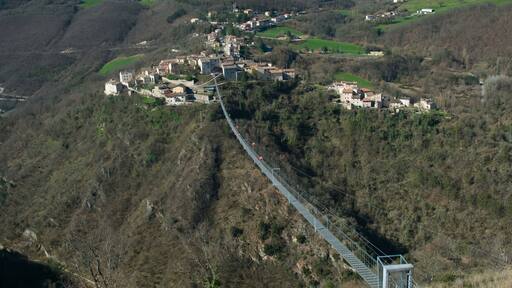 View of Sellano Tibetan Bridge, an extraordinary engineering feat for thrill seekers. You will cross 1023 steps with discontinuous treads in a journey of 517.5 meters