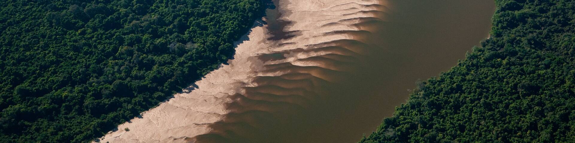 Vista aérea do Rio Javaés e Ilha do Bananal, Tocantins, Brasil.