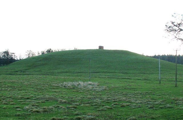 Druggon Hill An odd, symmetrical little hill in an area of farmland close to Catterick garrison. One wonders if the building on the top is a farm building or a military one.