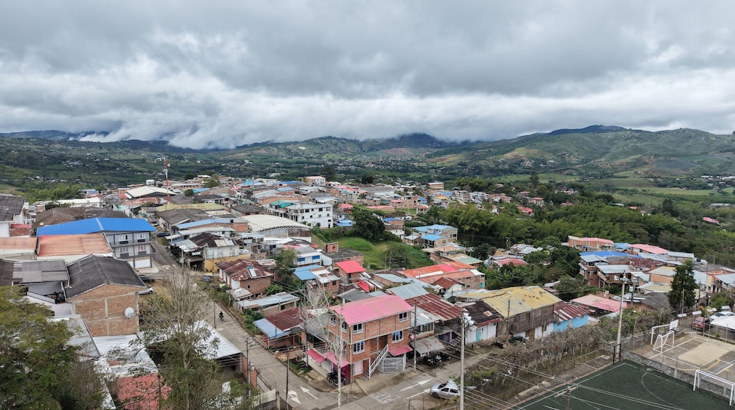 Vista aérea de las montañas y el paisaje rural de La Cumbre, Valle del Cauca, Colombia.