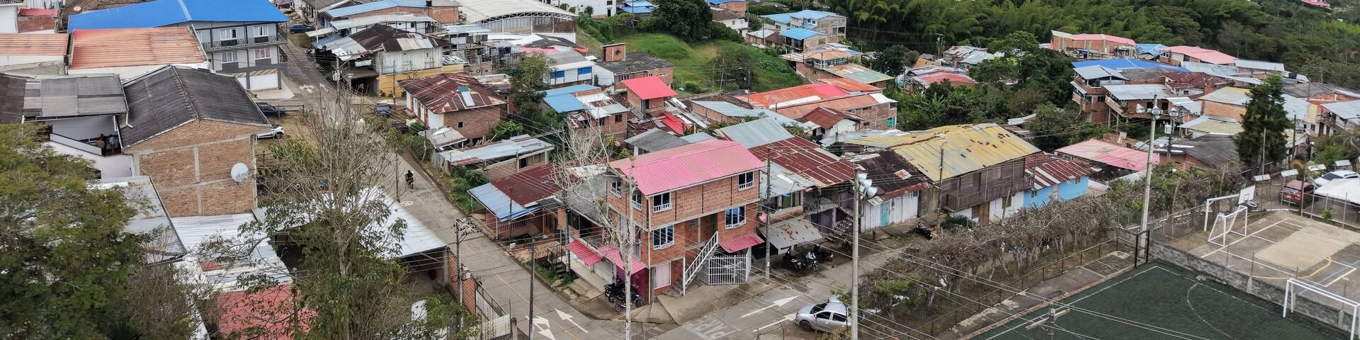 Vista aérea de las montañas y el paisaje rural de La Cumbre, Valle del Cauca, Colombia.