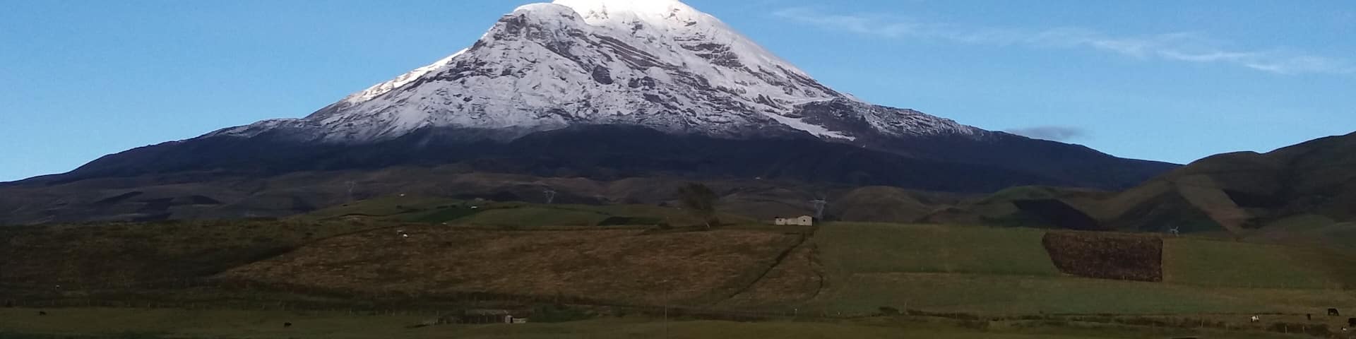 su cumbre es el punto mas alejado del centro de la tierra.