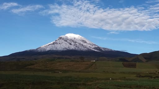 su cumbre es el punto mas alejado del centro de la tierra.