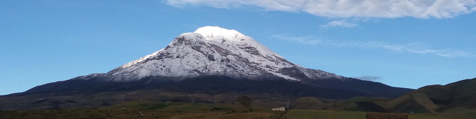 su cumbre es el punto mas alejado del centro de la tierra.