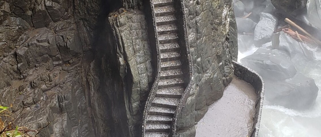 El Pailon del Diablo
Is a legendary waterfall in Banos Ecuador
Altitude 4.626 feet above sea level
Good place to go with the family
7/6/19