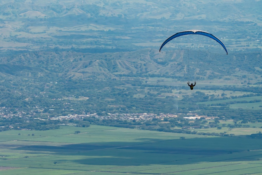 Parapente sobrevolando