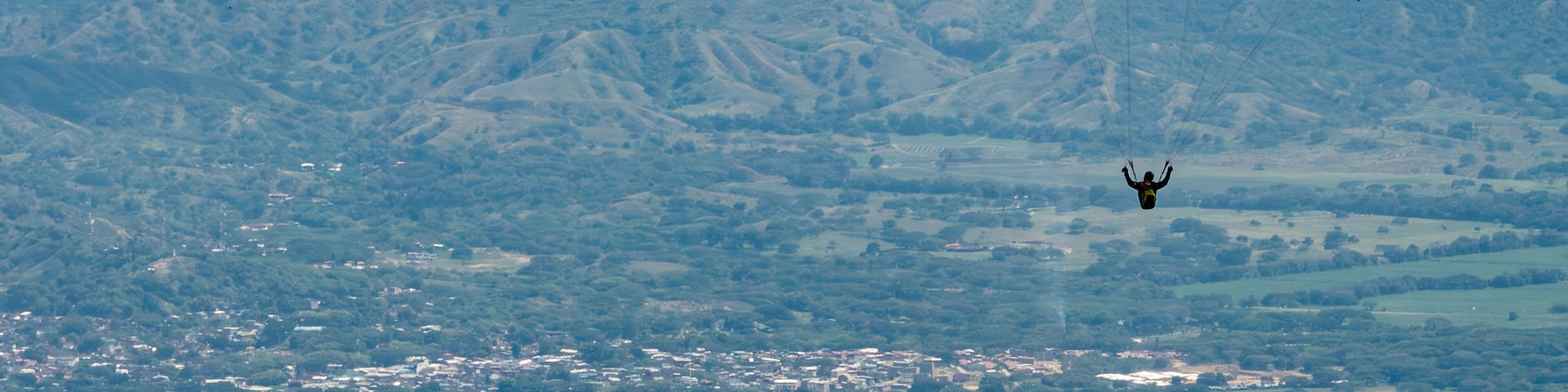Parapente sobrevolando