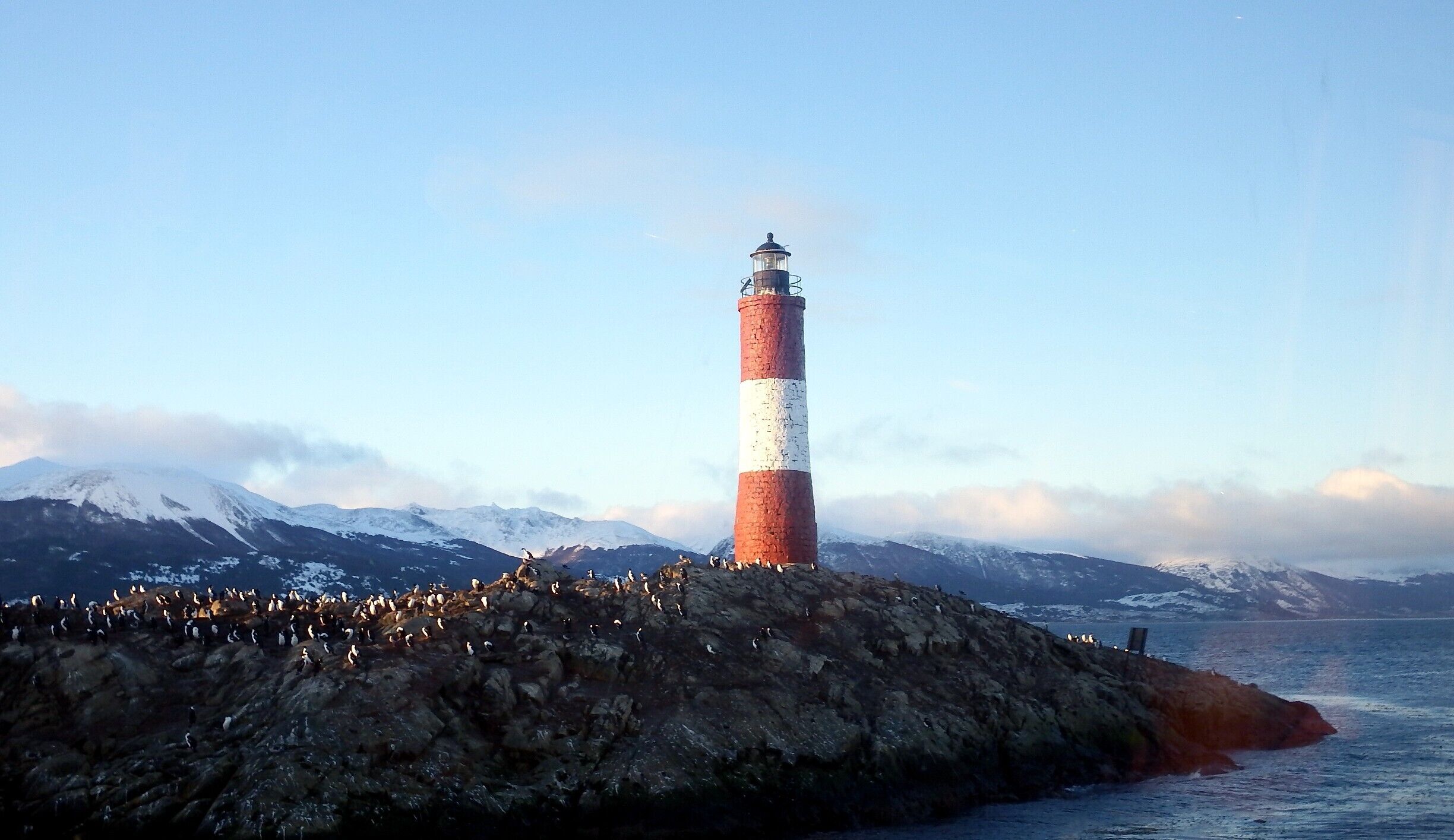 Farol do Fim do Mundo, no Canal de Beagle, entre a Argentina e o Chile.
Lighthouse of the End of the World, in the Beagle Channel, between Argentina and Chile.
#red