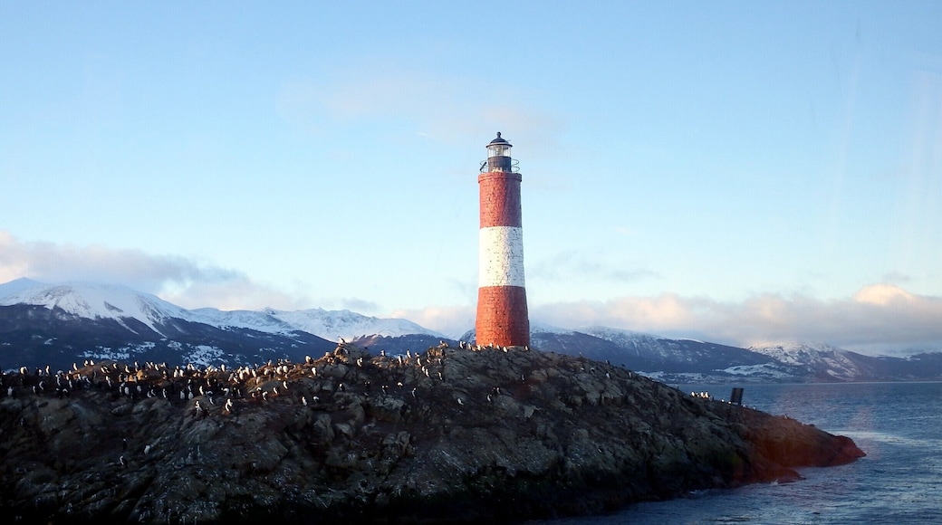 Farol do Fim do Mundo, no Canal de Beagle, entre a Argentina e o Chile.
Lighthouse of the End of the World, in the Beagle Channel, between Argentina and Chile.
#red