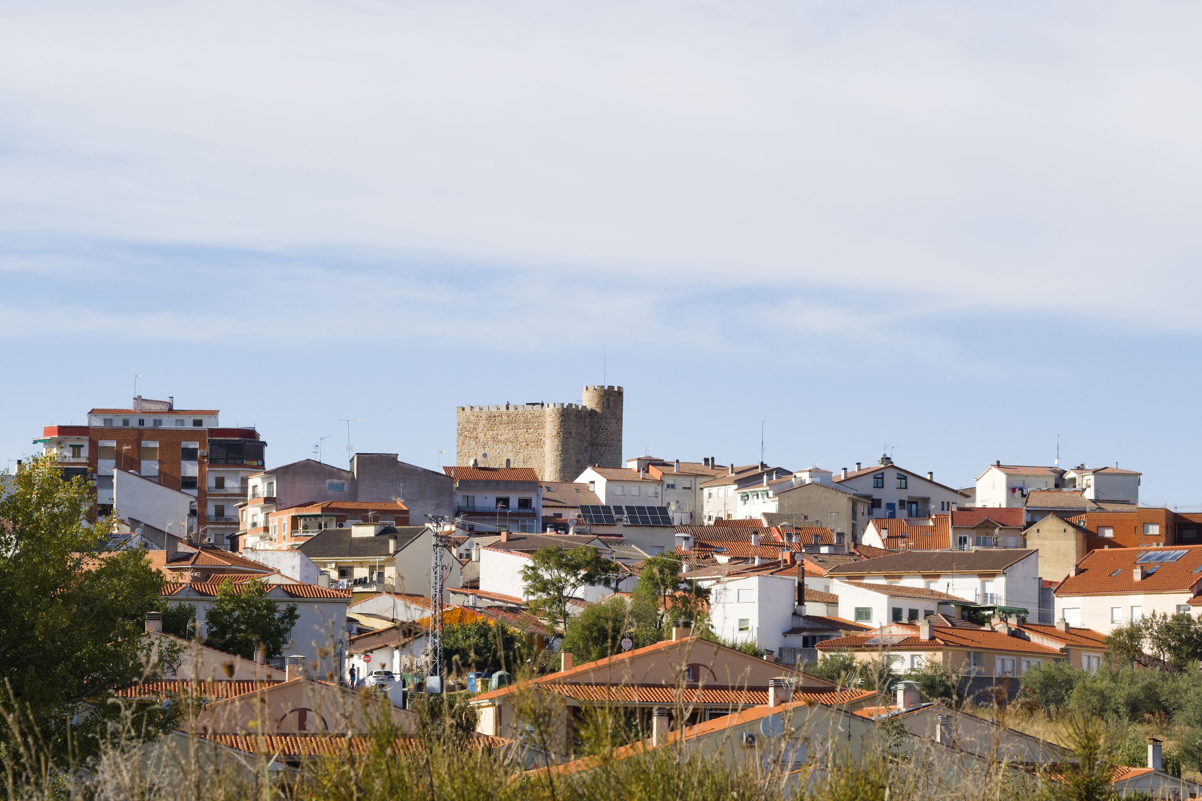 view of the village of san martin de valdeiglesias with the castle of la Coracera 