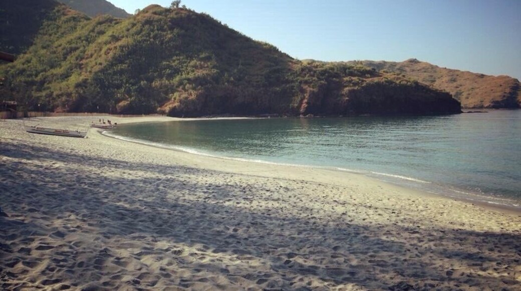 Peaceful morning in Anawangin Cove