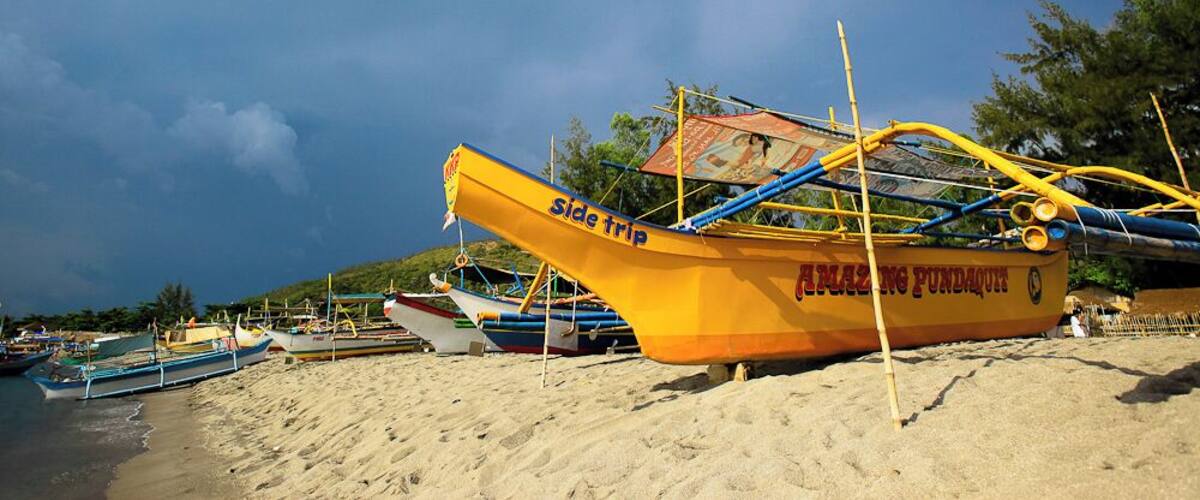A weekend trip to a secluded beach.
Sounded like a fantastic weekend, no?
But first, let's go by bangka, or local wooden boat, like this one.
In 40 minutes we arrived in one of the most serene places ever.