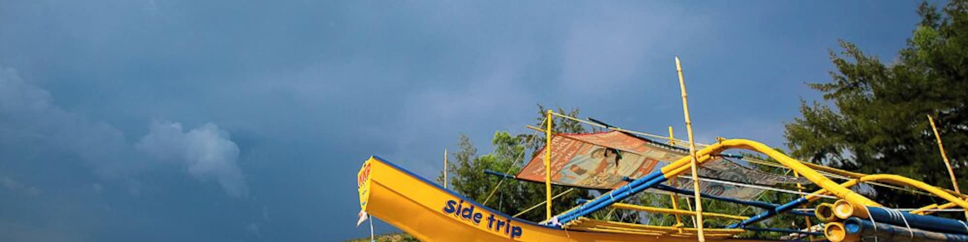 A weekend trip to a secluded beach.
Sounded like a fantastic weekend, no?
But first, let's go by bangka, or local wooden boat, like this one.
In 40 minutes we arrived in one of the most serene places ever.