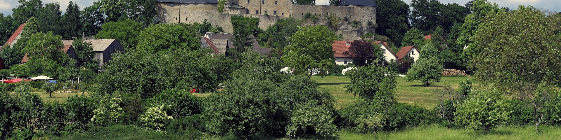 Die Burg Zwernitz wurde im Jahre 1156 erstmals erwÀhnt. Sie liegt in der zur Gemeinde Wonsees gehörenden Ortschaft Sanspareil in Oberfranken. Seit dem Jahr 1745 ist sie Bestandteil des Felsengartens Sanspareil.