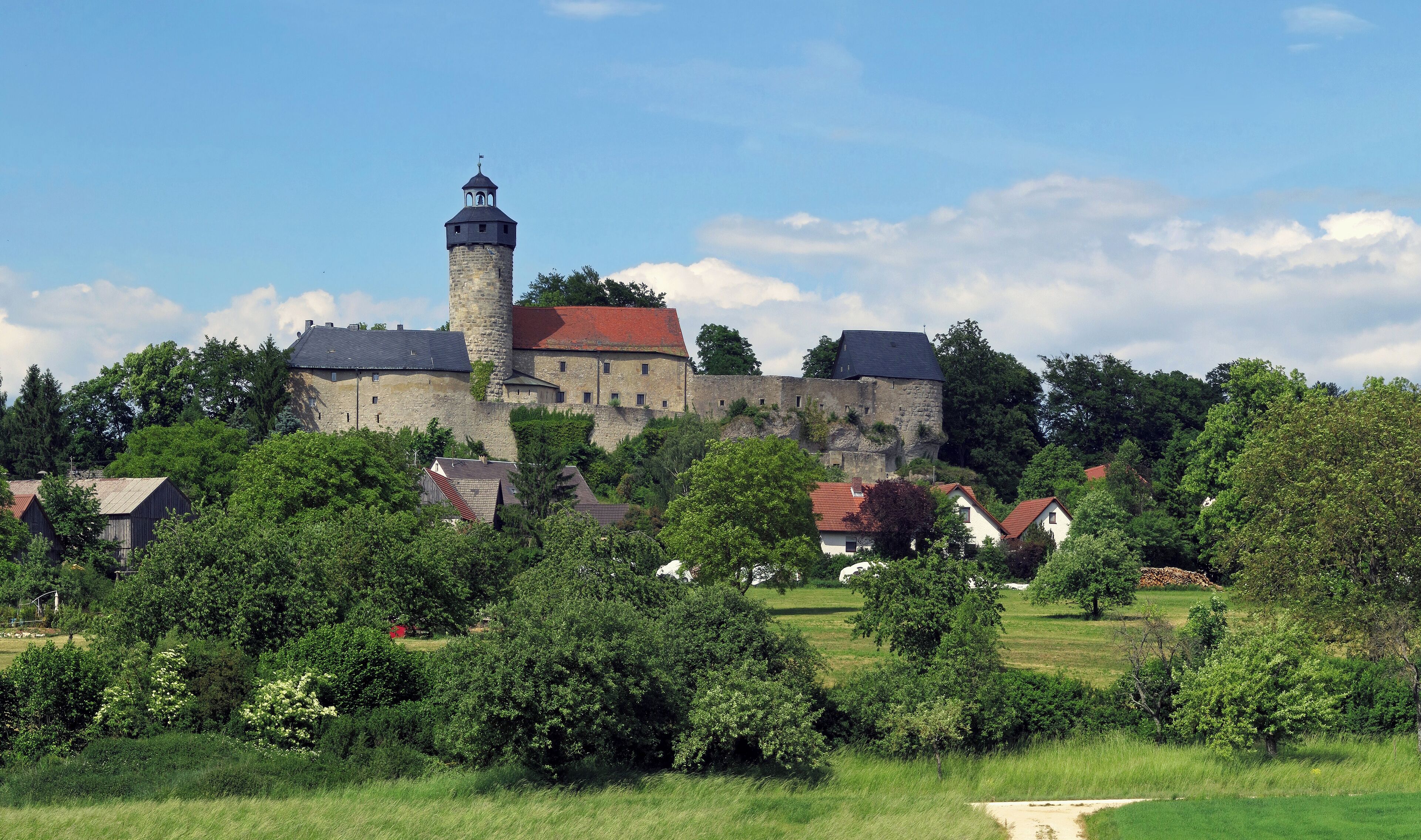 Die Burg Zwernitz wurde im Jahre 1156 erstmals erwähnt. Sie liegt in der zur Gemeinde Wonsees gehörenden Ortschaft Sanspareil in Oberfranken. Seit dem Jahr 1745 ist sie Bestandteil des Felsengartens Sanspareil.