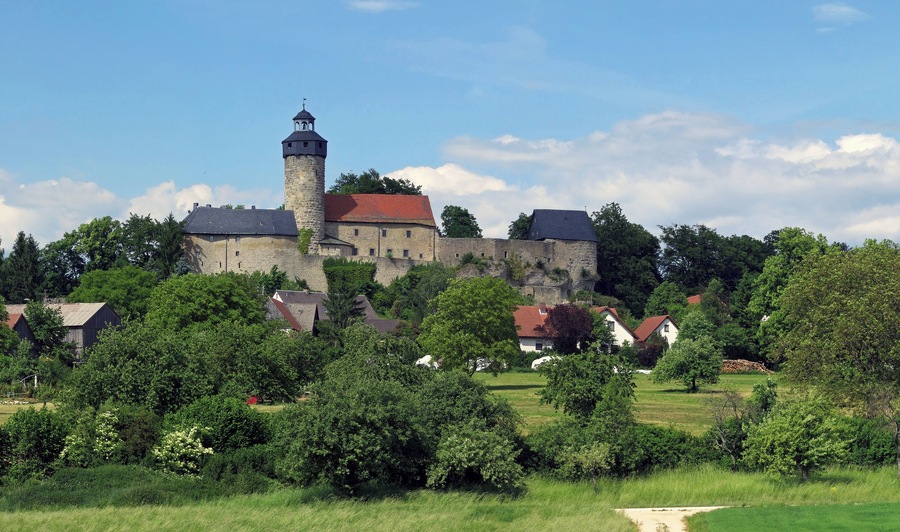 Die Burg Zwernitz wurde im Jahre 1156 erstmals erwähnt. Sie liegt in der zur Gemeinde Wonsees gehörenden Ortschaft Sanspareil in Oberfranken. Seit dem Jahr 1745 ist sie Bestandteil des Felsengartens Sanspareil.