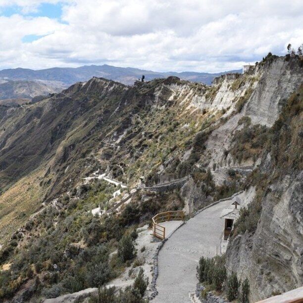 Un sendero sinuoso en la montaña, con terreno rocoso y vegetación escasa.