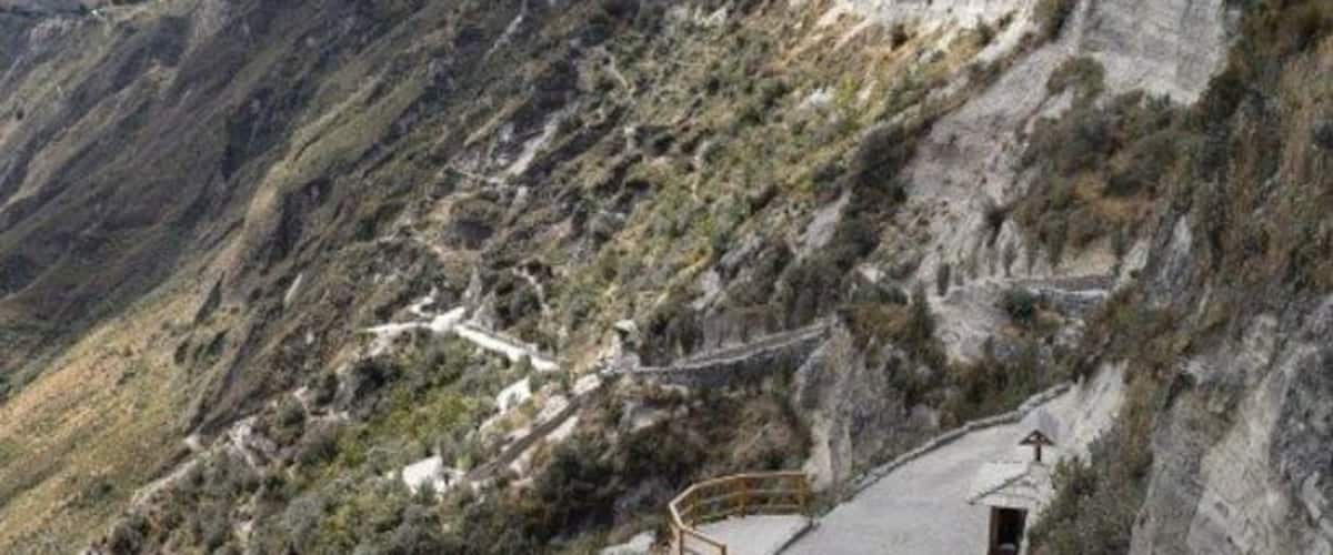 Un sendero sinuoso en la montaña, con terreno rocoso y vegetación escasa.