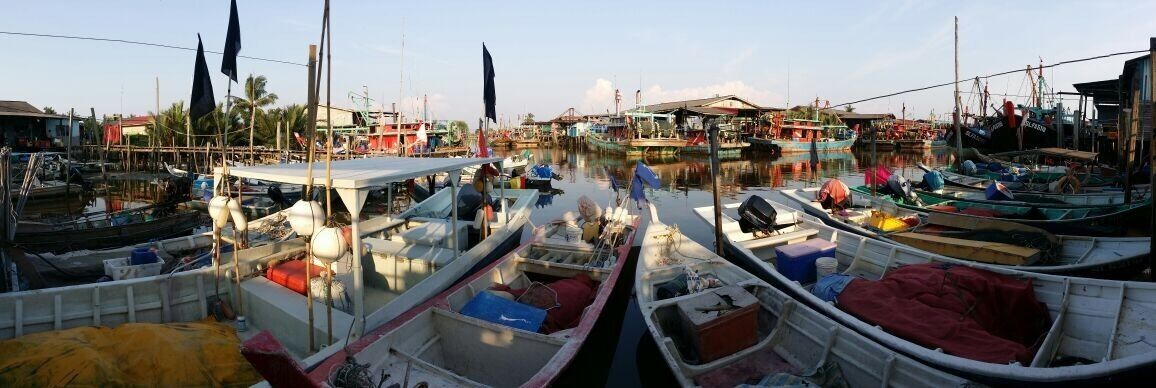 Oh? Look! The fishing boats, these are the important assets for the local to earn their living. 