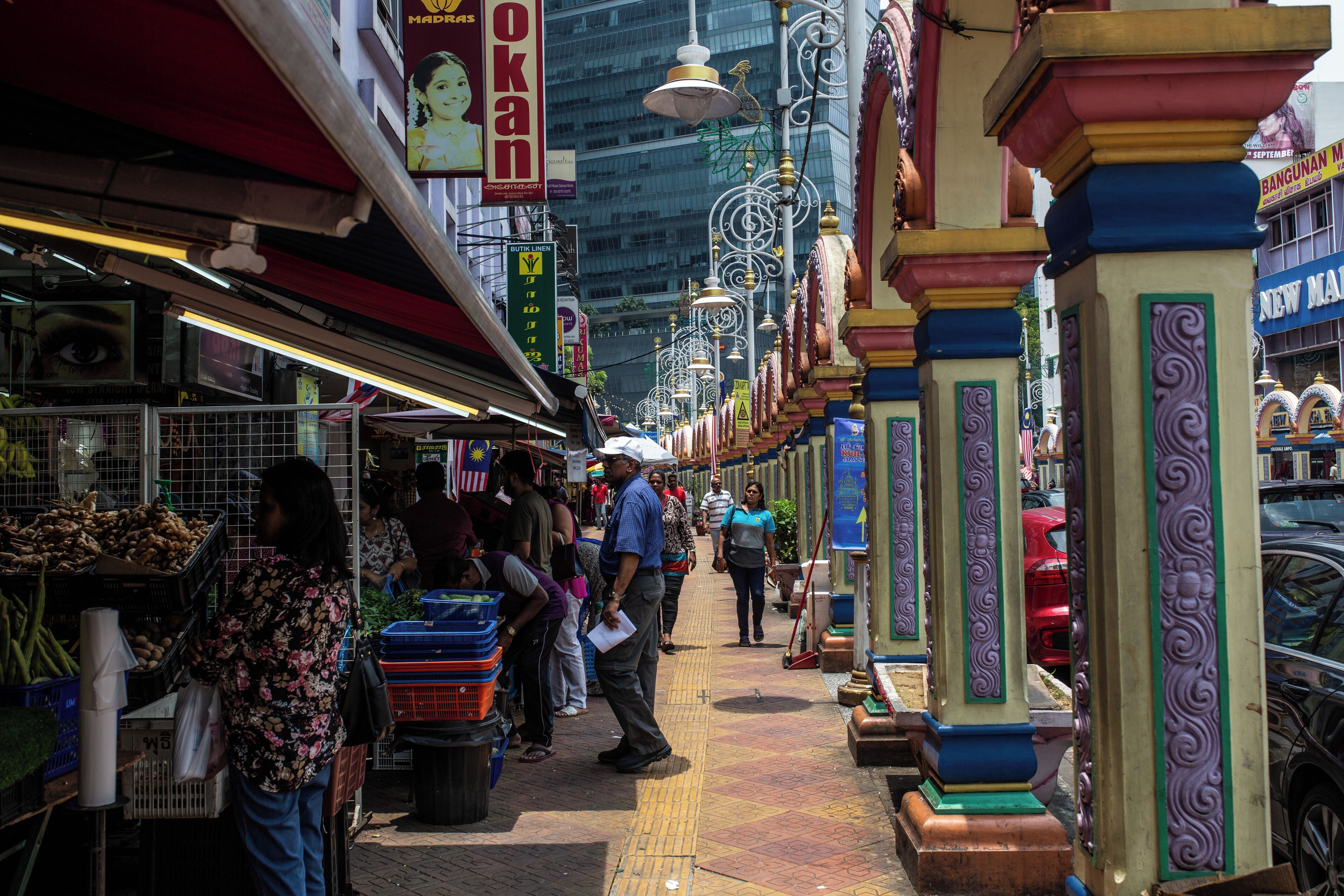 Un mercado callejero animado con puestos de colores y gente comprando.
