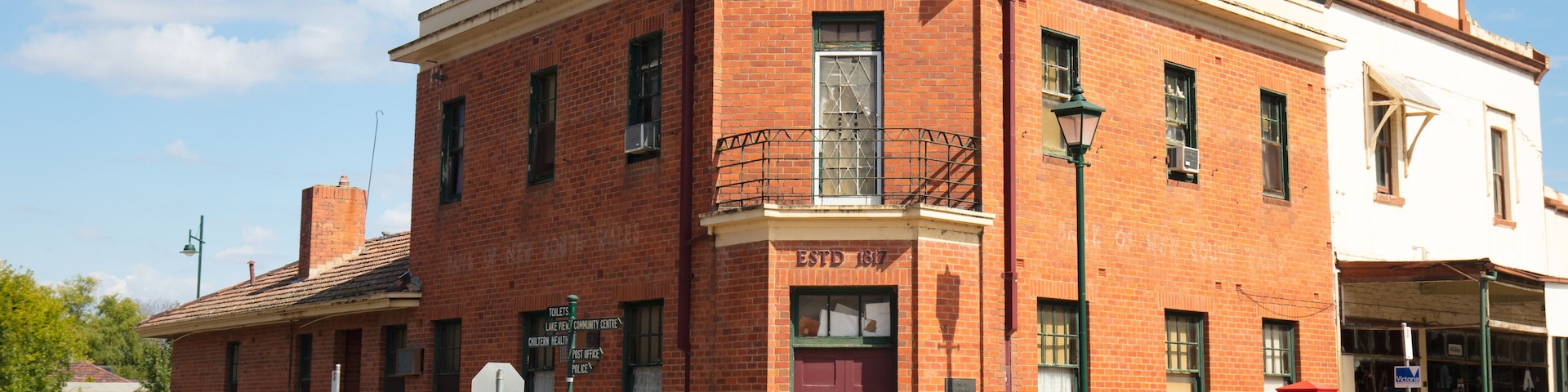 Un bâtiment en briques rouges, avec une enseigne indiquant « Fondé en 1917 » sur le coin.