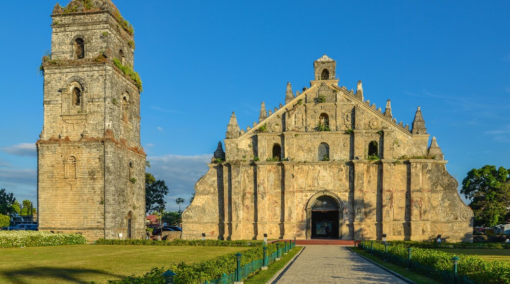 Une église historique dotée d’un clocher et d’une grande façade.