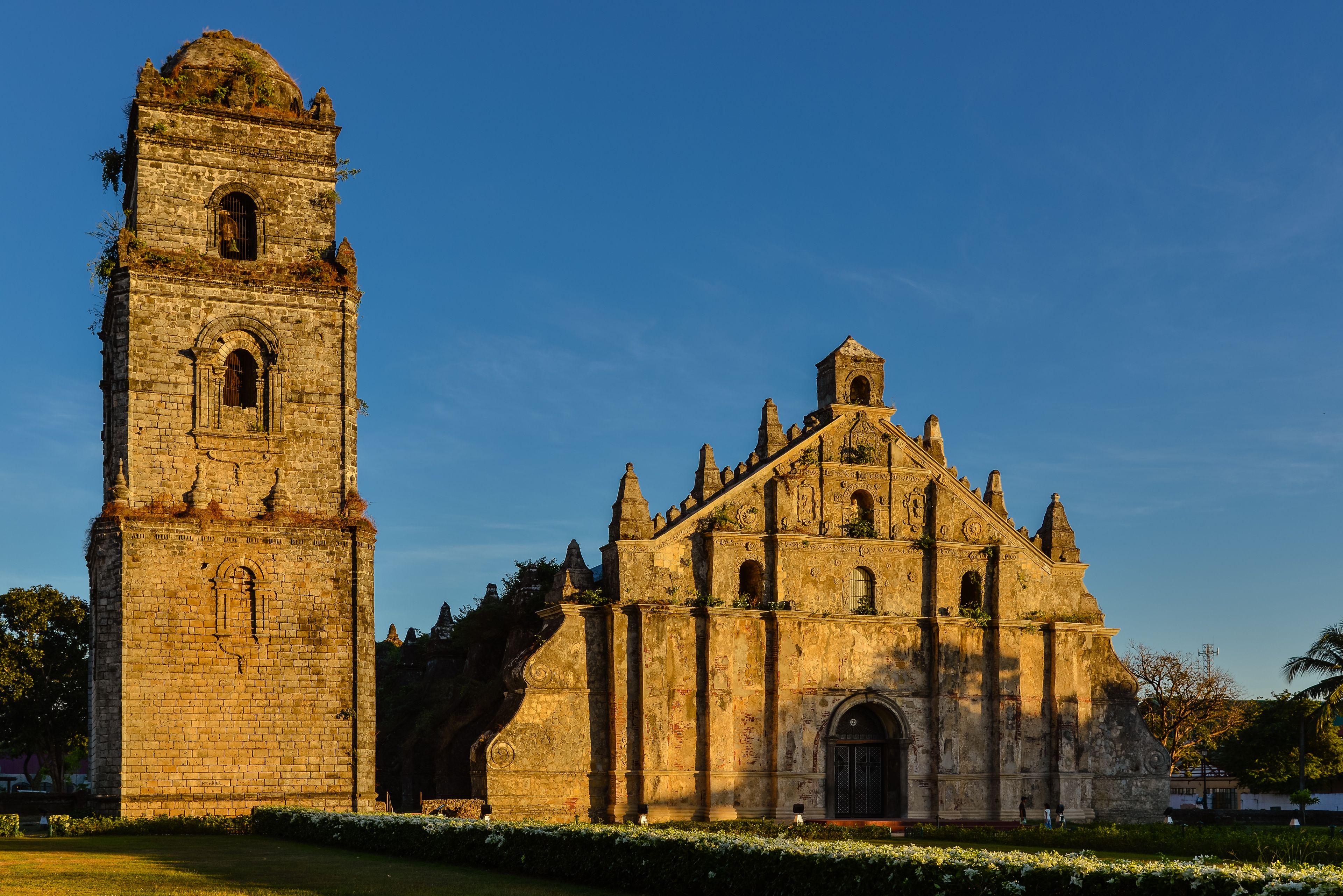 Une église historique dotée d’un clocher et d’une façade richement décorée.