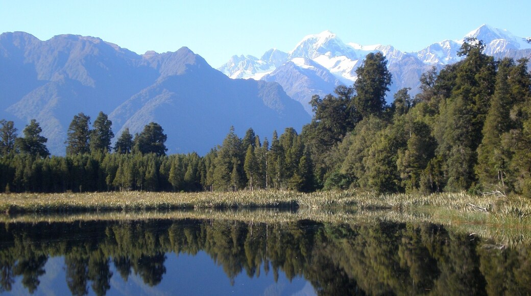 One of the many amazing views the south island of New Zealand has to offer. The mountain on the left is Mount Cook, the highest mountain of New Zealand.