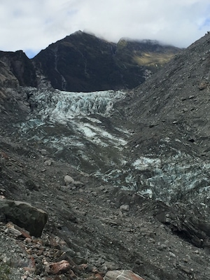 You can wandered to the face of Fox Glacier. It was probably the one of the sadder places we've been to since coming to New Zealand. It has started receding since 2009. From January 2014-January 2015 it receded 300 metres. You could walk right onto it in 1935 💔