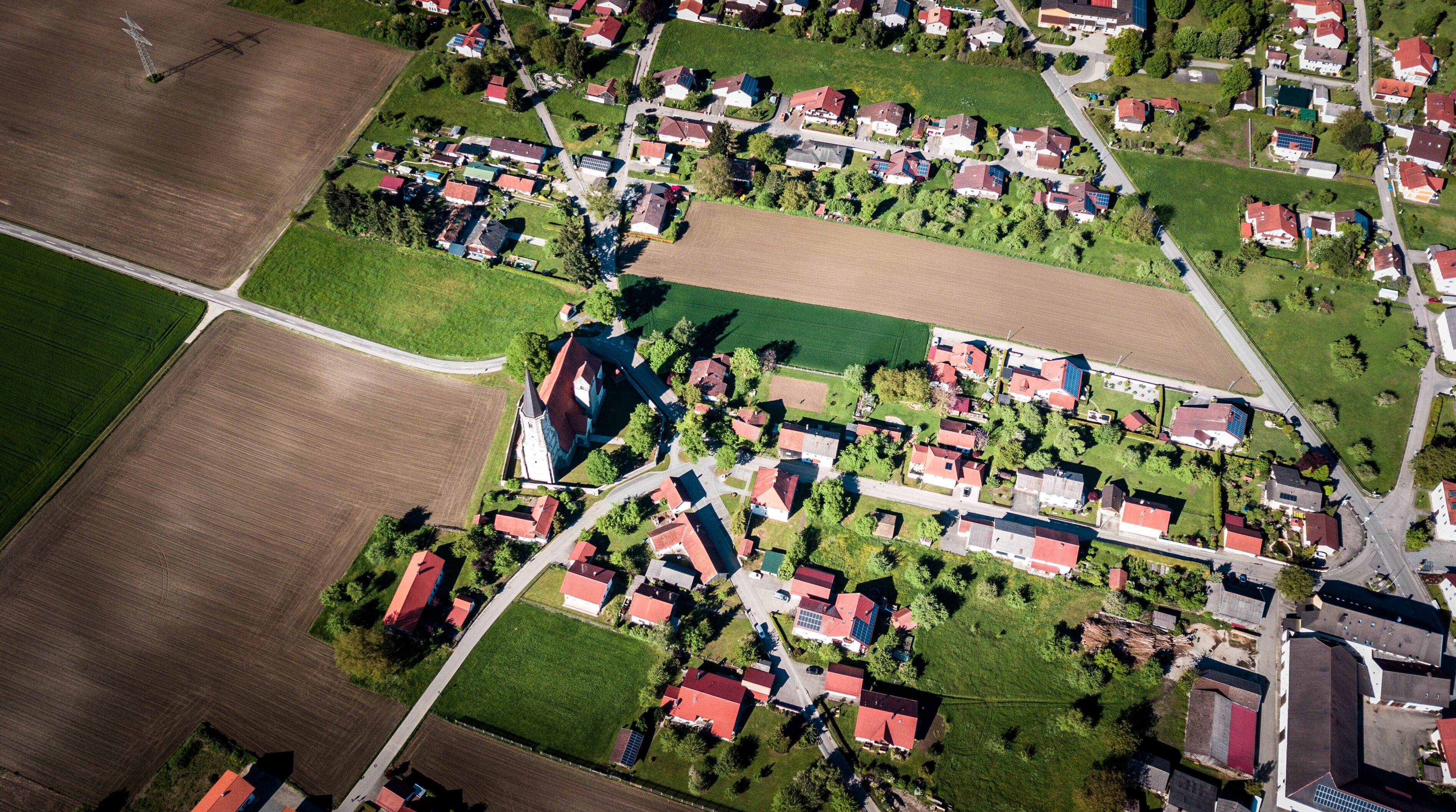 Drohnenaufnahmen eines typisch bayerischen Dorfes, Aigen an Inn, in Bad Füssing.