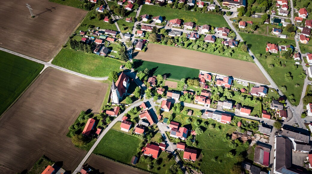 Drohnenaufnahmen eines typisch bayerischen Dorfes, Aigen an Inn, in Bad Füssing.