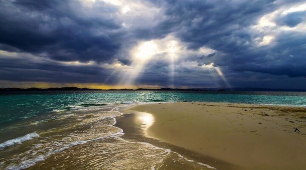 Gorgeous island off the Southern coast of Haiti. Was Capt Morgan's refuge and he sank his ship the HMS Oxford off the coast of this small island.