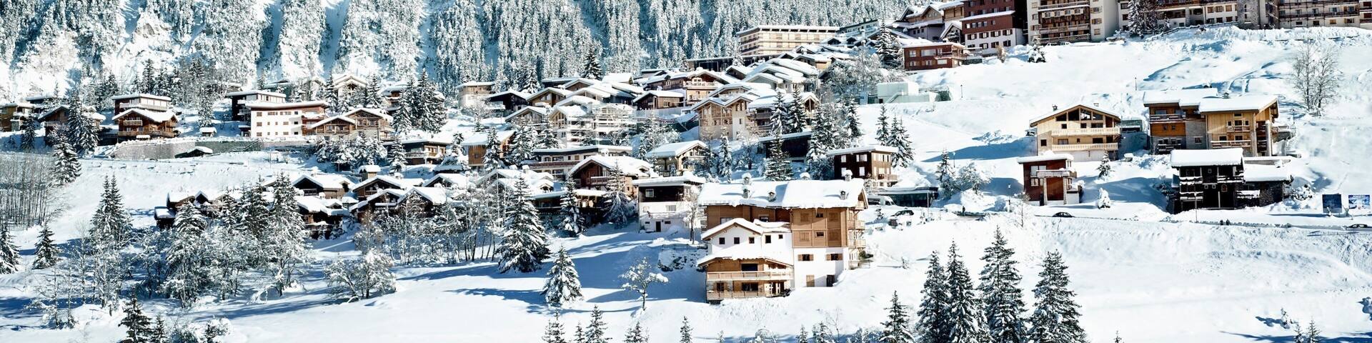 Skigebiet Courchevel mit einem Schnee, Berge und Kleinstadt oder Dorf