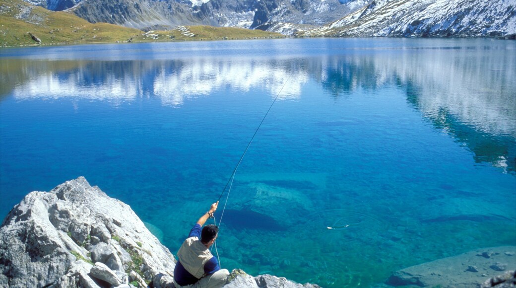 Alpes del Norte mostrando un lago o abrevadero y pesca y también un hombre