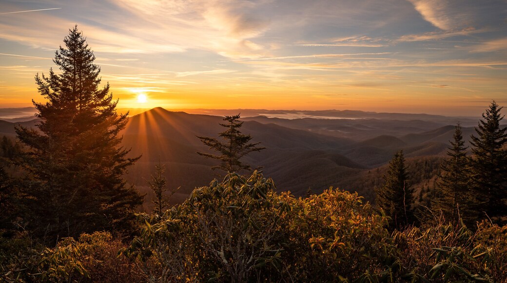 Sunrise at Courthouse Valley Overlook.